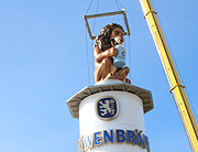 neuer Turm und neuer Läwen für das Löwenbräu-Festzelt - erreichtet wurde das Ganze am 03.08.2016 (©Foto: Martin Schmitz)